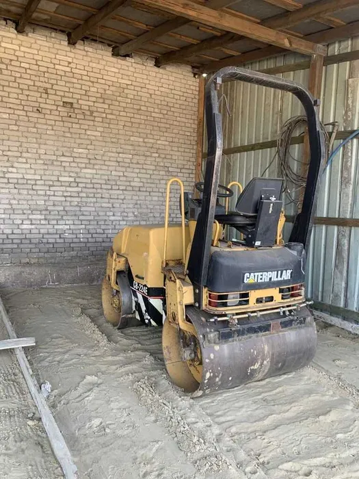 Тротуарний каток Caterpillar CB-224E Тротуарний каток Caterpillar CB-224E