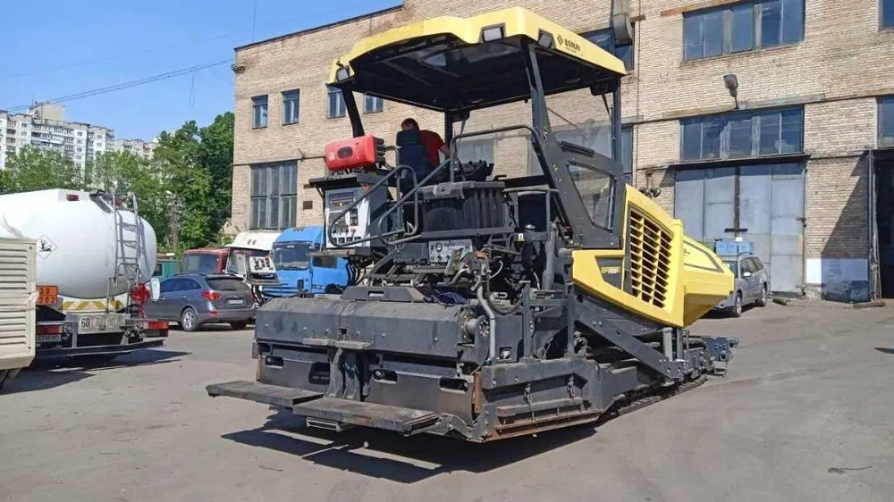 Асфальтоукладальник гусеничний BOMAG BF 700 C-2 Асфальтоукладальник гусеничний BOMAG BF 700 C-2